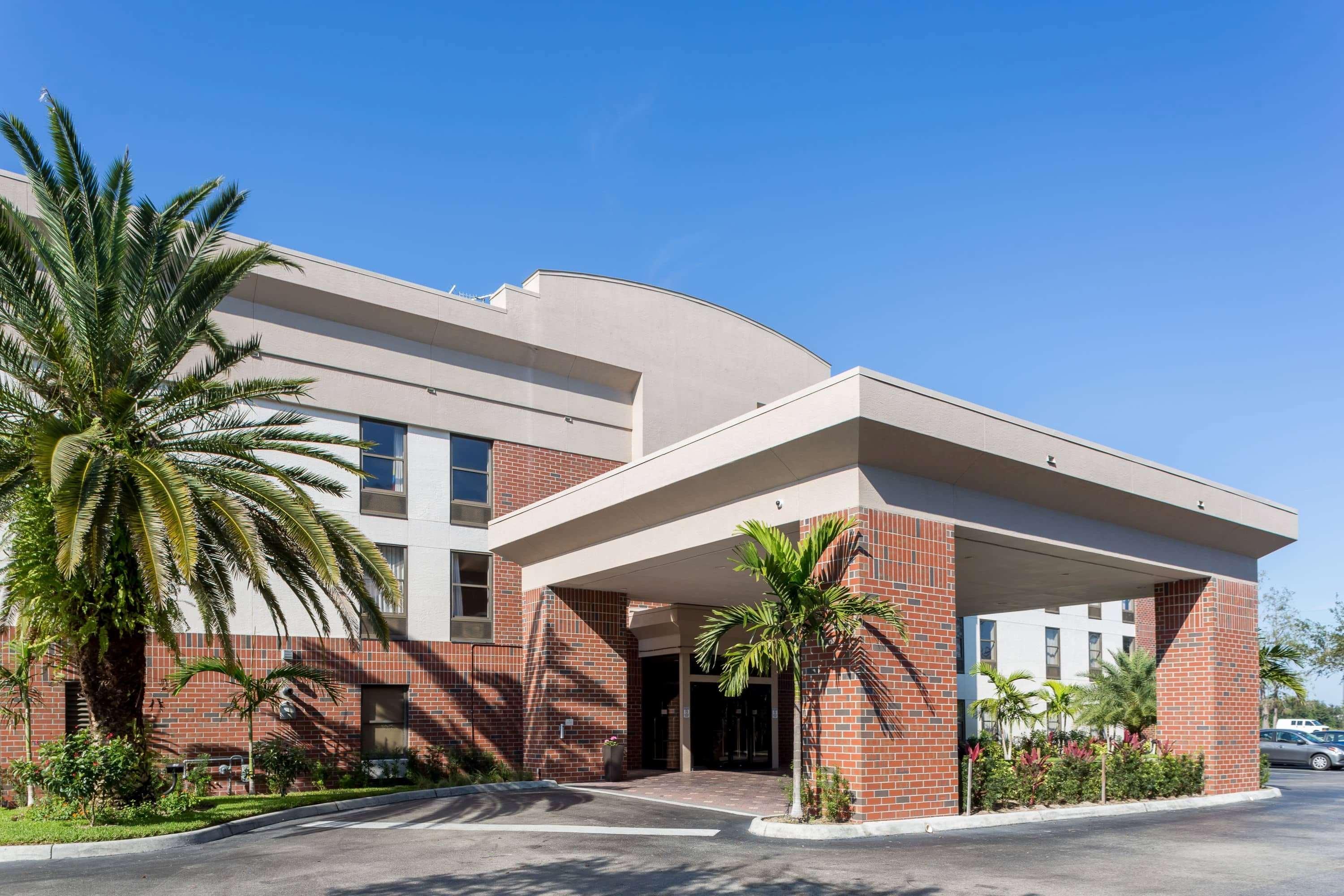 Days Inn & Suites By Wyndham Fort Myers Near Jetblue Park Dış mekan fotoğraf