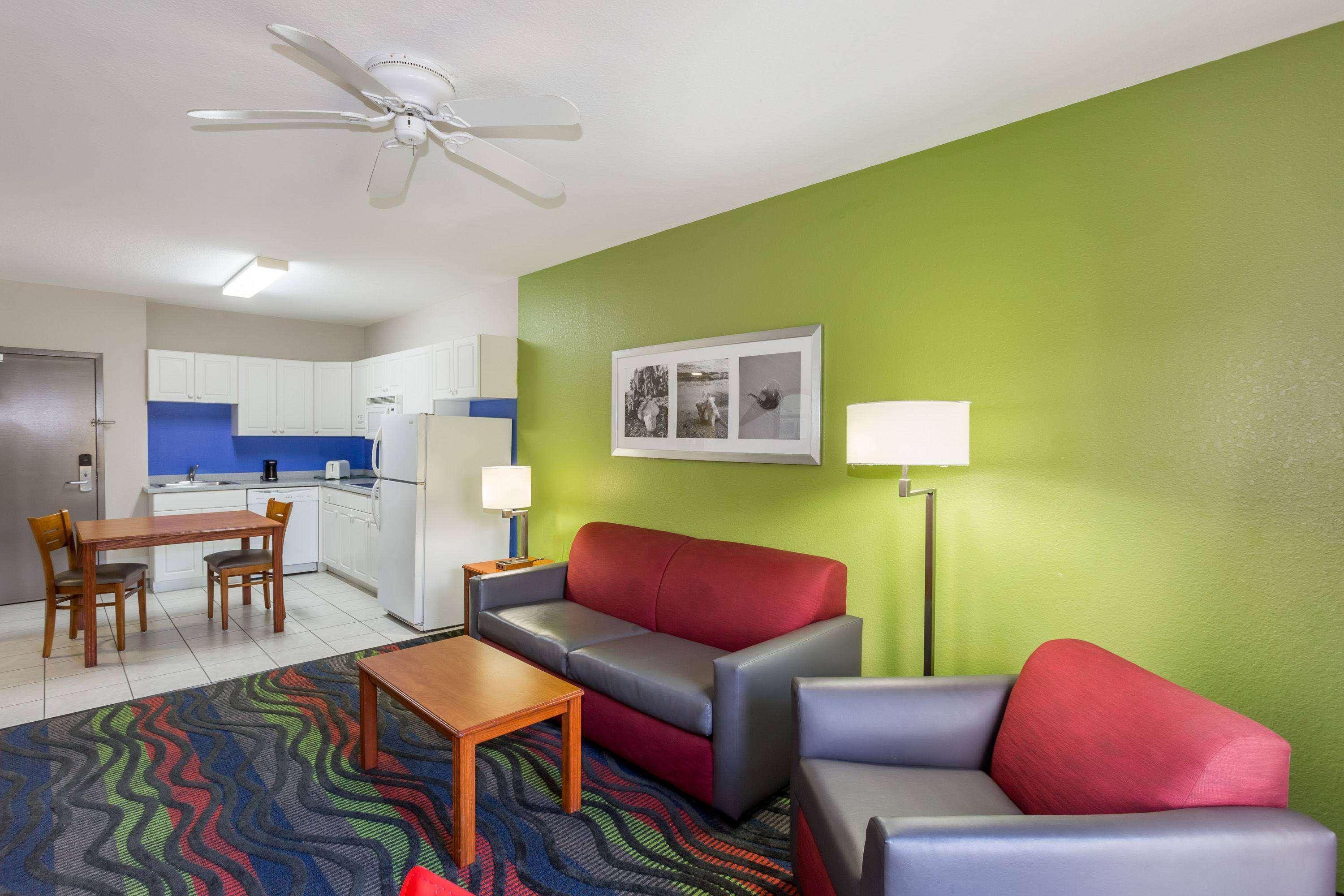 Days Inn & Suites By Wyndham Fort Myers Near Jetblue Park Dış mekan fotoğraf