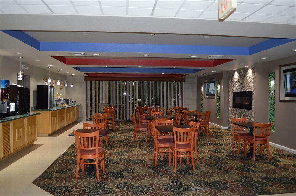 Days Inn & Suites By Wyndham Fort Myers Near Jetblue Park Dış mekan fotoğraf