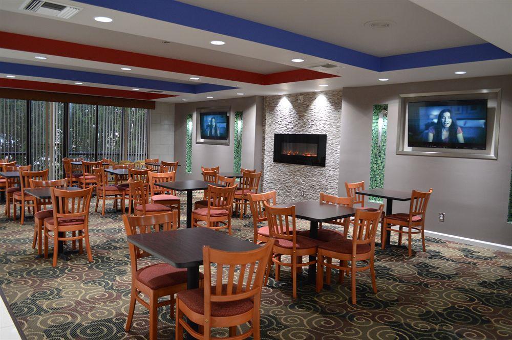 Days Inn & Suites By Wyndham Fort Myers Near Jetblue Park Dış mekan fotoğraf