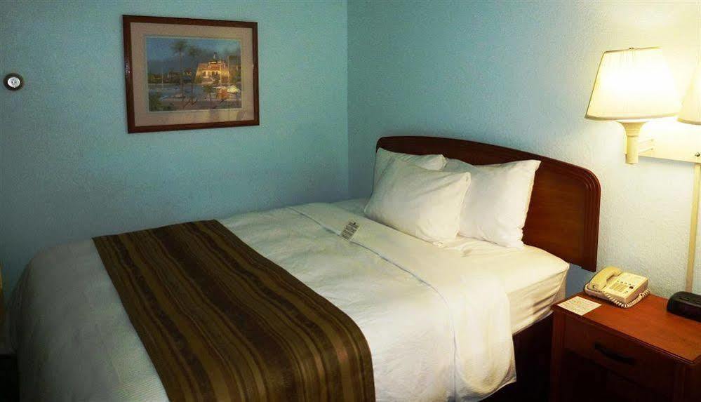 Days Inn & Suites By Wyndham Fort Myers Near Jetblue Park Dış mekan fotoğraf